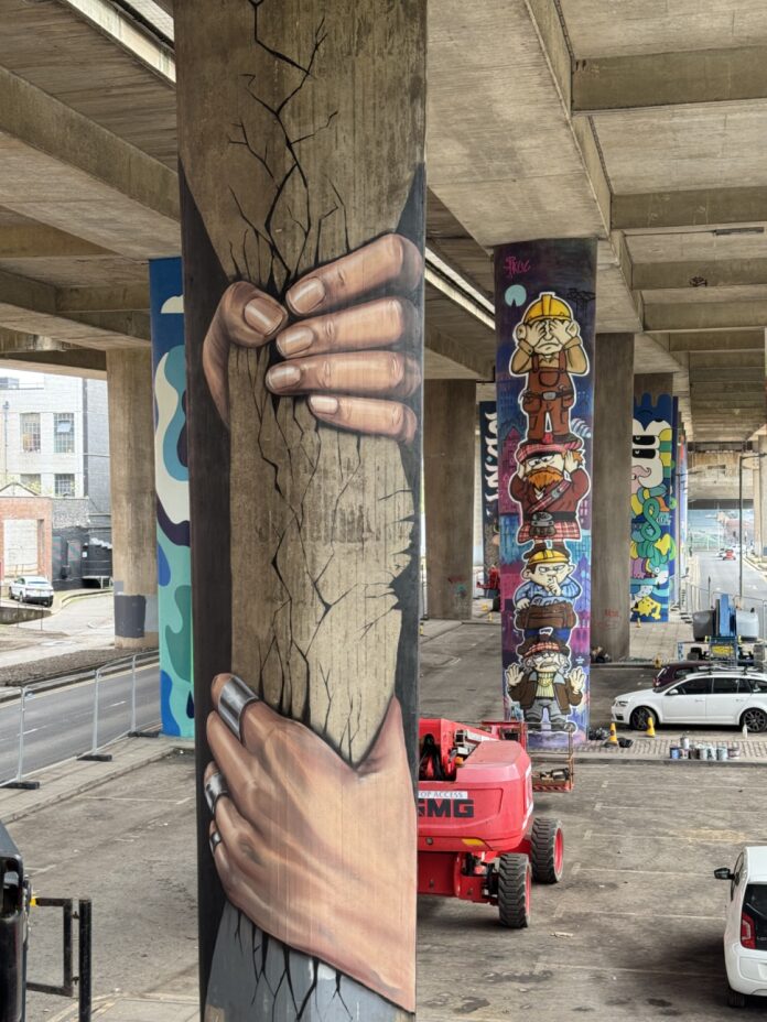 Kingston Bridge artist paints striking mural celebrating Thornliebank's past and present